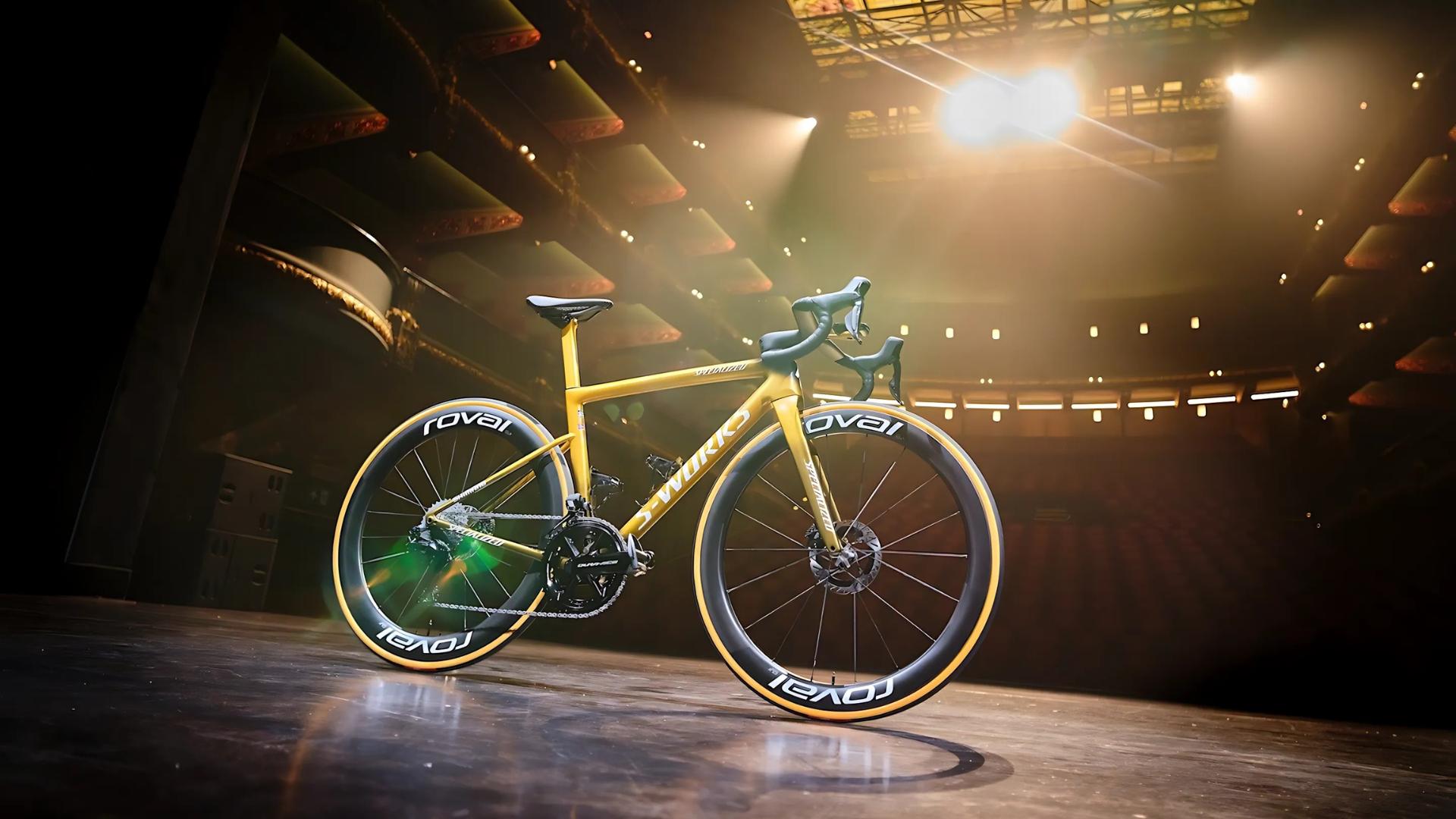 Nová vizáž Remca Evenepoela a jeho zlatého bicyklu!